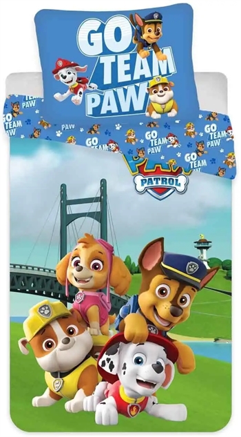 Se Paw Patrol Juniorsengetøj 100x140 cm - Go team Paw - 2 i 1 design - 100% bomuld hos Dynezonen.dk